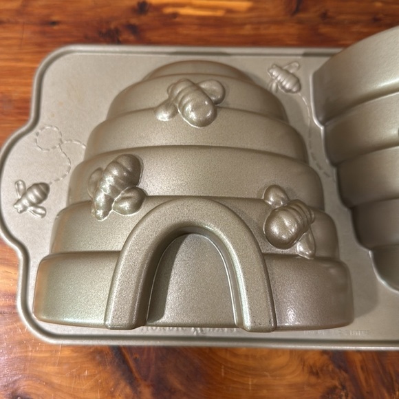 Nordic Ware Aluminum Cast Beehive Cake Pan - Picture 2 of 5